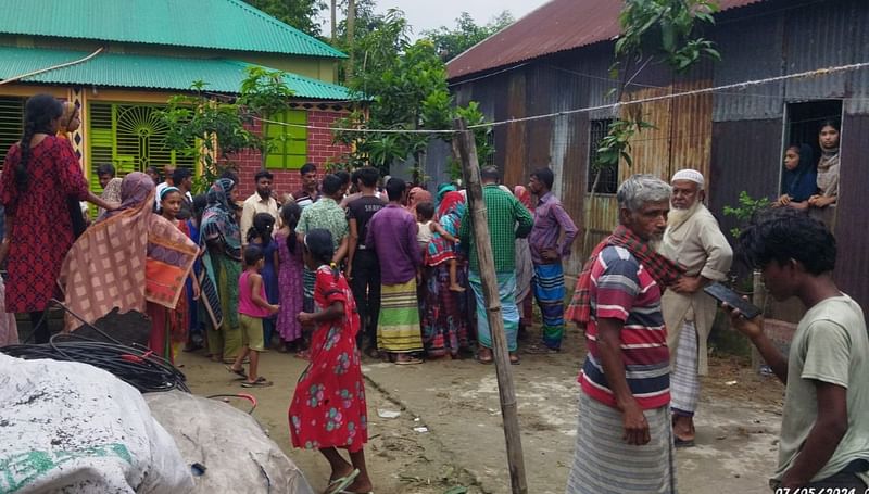 নৌকা ডুবে ভাইয়ের মৃত্যু ও বোন নিখোঁজের ঘটনায় স্বজন ও প্রতিবেশীরা সান্ত্বনা দিতে ছুটে এসেছেন। শুক্রবার নরসিংদীর মাধবদীর টাটাপাড়া এলাকায়